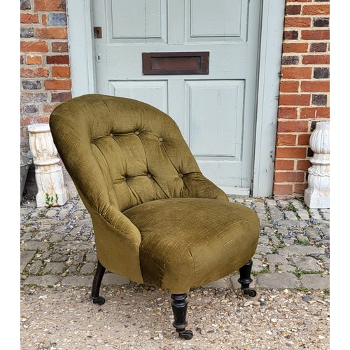 516 - A VICTORIAN NURSING CHAIR
Having button back upholstery on turned supports with brass castors.
(60cm... 