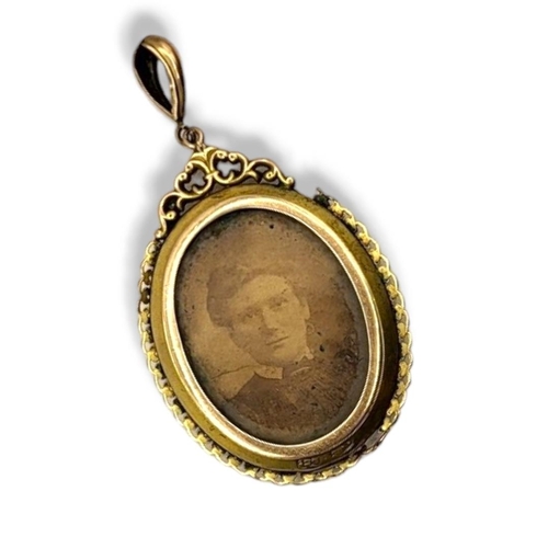 67 - AN EDWARDIAN 9CT GOLD OVAL PENDANT LOCKET
With compartments to front and rear.
(approx 3cm x 4cm)

C... 