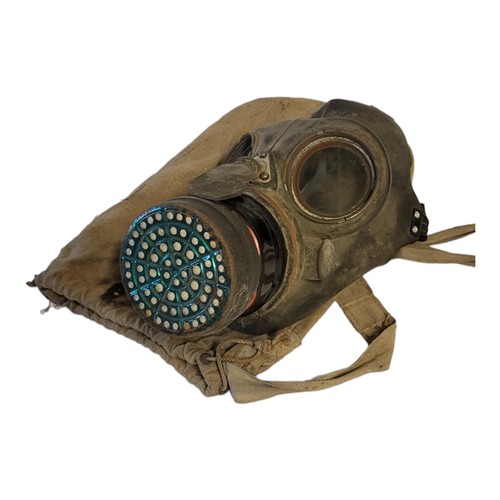 237 - A WWII BRITISH MILITARY RUBBER AND GLASS PROTECTIVE GAS MASK
In original carrying cloth case.

Condi... 