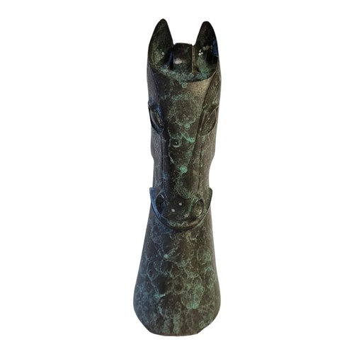 241 - A BRONZE 'KNIGHT'S TEMPLAR' HORSE HEAD BUST
Having green verdigris patina.
(approx 44cm x 12cm)

Con... 