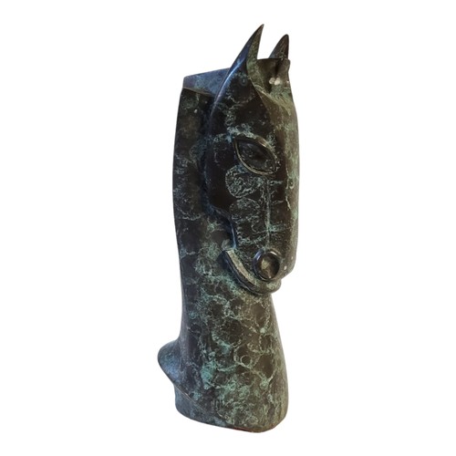 241 - A BRONZE 'KNIGHT'S TEMPLAR' HORSE HEAD BUST
Having green verdigris patina.
(approx 44cm x 12cm)

Con... 