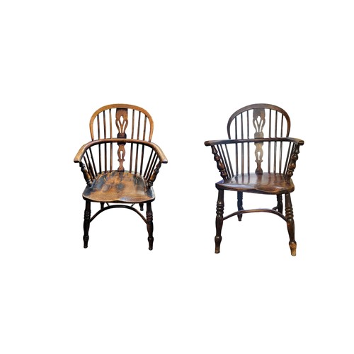 520 - A PAIR OF MID 19TH CENTURY OAK AND ELM WINDSOR CHAIRS
Pierced splat, solid saddle seat, turned legs ... 