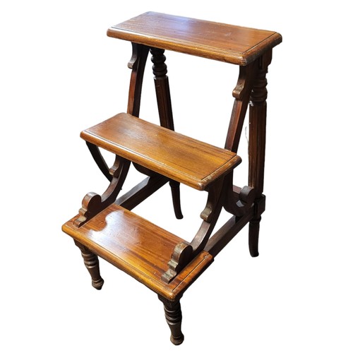 527 - A 20TH CENTURY VICTORIAN STYLE MAHOGANY GRADUATED THREE SECTION LIBRARY STEPS
Supported by two colum... 