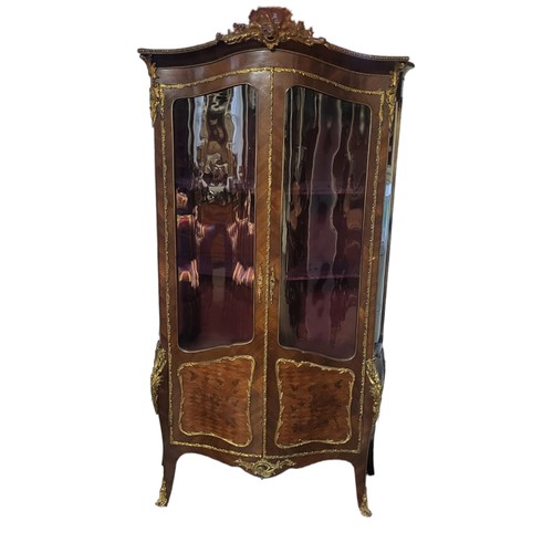 556 - A 19TH CENTURY FRENCH KINGWOOD, GILT BRONZE AND FLORAL MARQUETRY AND PARQUETRY INLAID DISPLAY CABINE... 