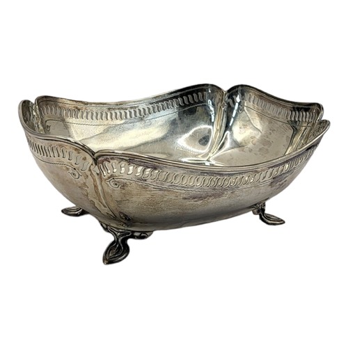 133 - WILLIAM LISTER & SONS, AN ART DECO HALLMARKED SILVER FRUTI ROSE BOWL
Sheffield, 1925, retailed by Li... 