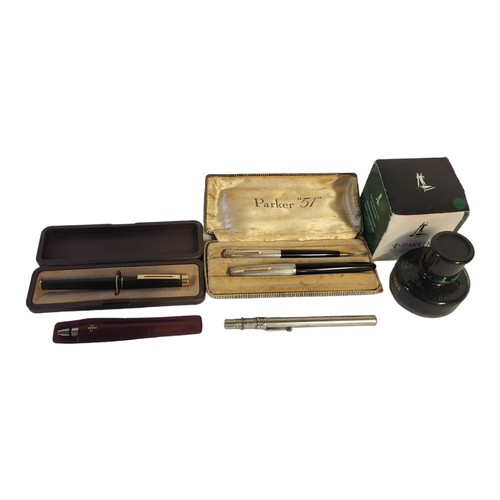 19 - PARKER 51, A VINTAGE FOUNTAIN PEN AND PENCIL SET
Black lacquer body in fitted velvet lined box, toge... 