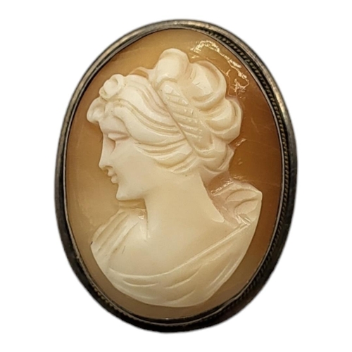 39 - AN EARLY 20TH CENTURY GERMAN SILVER AND SHELL CAMEO BROOCH
Fine carved female portrait in oval frame... 