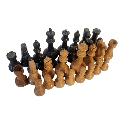 115 - A STAUNTON SOLID BOXWOOD AND EBONY CORE WEIGHTED 20TH CENTURY COMPLETE CHESS SET
Each piece hand car... 