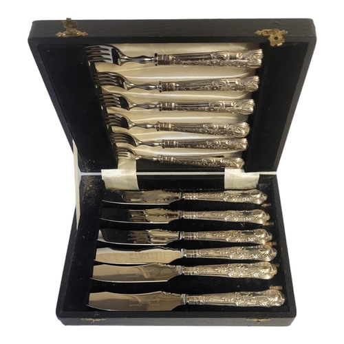 33A - A SET OF SIX 20TH CENTURY STEAK KNIVES AND FORKS, QUEENS PATTERN SILVER HANDLES
Hallmarked Sheffield... 