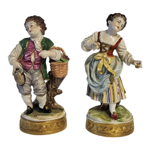 110 - A PAIR OF EARLY 20TH CENTURY RUDOLSTADT VOLKSTEDT OF THURINGIA HARD PASTE PORCELAIN FIGURES OF A GAR... 