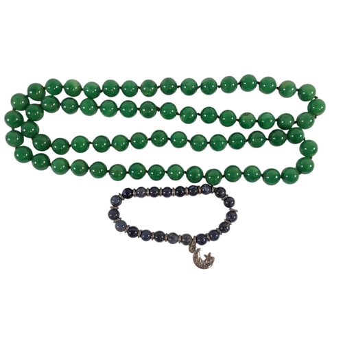 23 - A 20TH CENTURY HARDSTONE GREEN GLAZED NECKLACE
Along with a stone costume jewellery bracelet.
(neckl... 