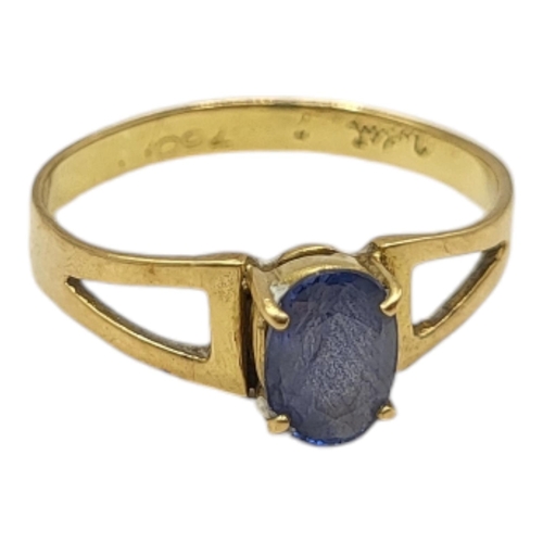 28 - AN 18CT GOLD AND TANZANITE RING
The oval cut stone in a pierced design.
(size P/Q, stone approx 0.5c... 