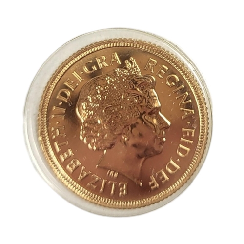 111 - A 22CT GOLD FULL SOVEREIGN COIN, DATED 2000 
With King George and Dragon to reverse, in a protective... 