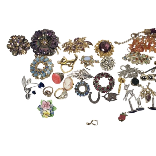 129 - A COLLECTION OF VINTAGE COSTUME JEWELLERY
To include gent’s gilt metal cufflinks, brooches and brace... 