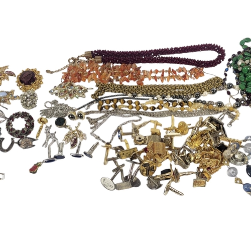 129 - A COLLECTION OF VINTAGE COSTUME JEWELLERY
To include gent’s gilt metal cufflinks, brooches and brace... 