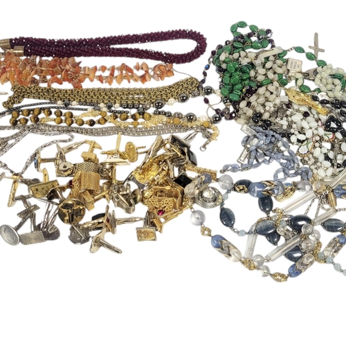 129 - A COLLECTION OF VINTAGE COSTUME JEWELLERY
To include gent’s gilt metal cufflinks, brooches and brace... 