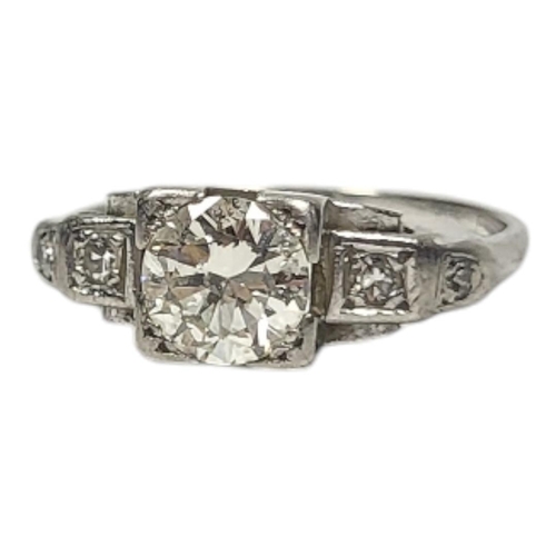 131 - AN EARLY 20TH CENTURY WHITE METAL AND DIAMOND SOLITAIRE RING
The single round cut diamond with diamo... 