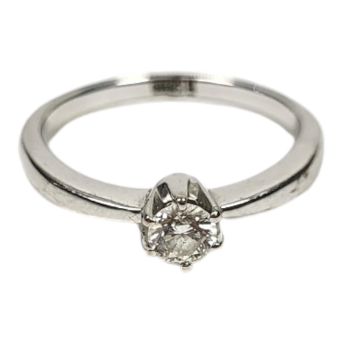 26 - A 14CT WHITE GOLD AND DIAMOND SOLITAIRE
Having a single round cut stone in plain design
(approx 0.25... 