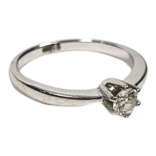 26 - A 14CT WHITE GOLD AND DIAMOND SOLITAIRE
Having a single round cut stone in plain design
(approx 0.25... 