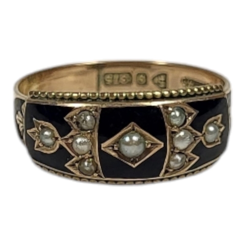 30 - AN EARLY 20TH CENTURY 9CT GOLD, ENAMEL AND SEED PEARL MOURNING RING
Having an arrangement of seed pe... 