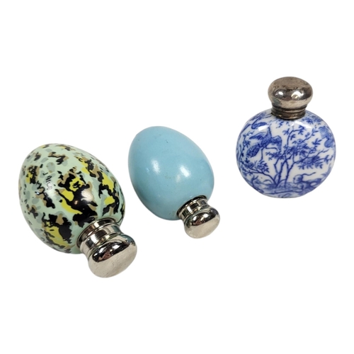 4 - A VICTORIAN SILVER AND BLUE AND WHITE PORCELAIN SCENT BOTTLE
Silver screw cap and Chinoiserie decora... 