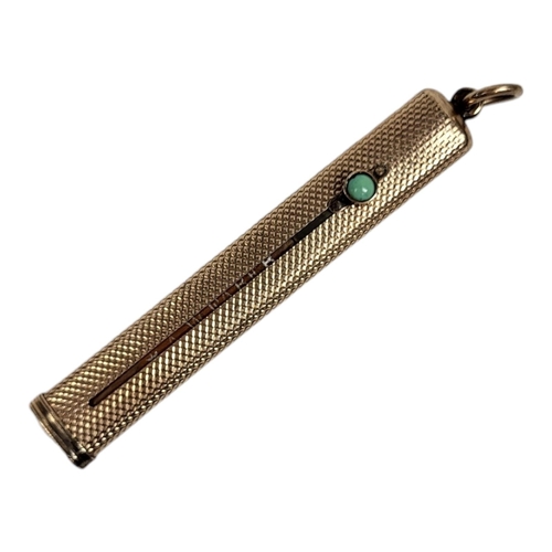 48 - AN EARLY 20TH CENTURY 9CT GOLD AND TURQUOISE PROPELLING PENCIL 
Having textured design and cabochon ... 