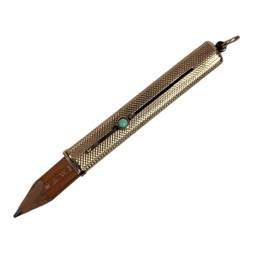 48 - AN EARLY 20TH CENTURY 9CT GOLD AND TURQUOISE PROPELLING PENCIL 
Having textured design and cabochon ... 