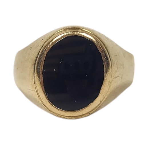 5 - A VINTAGE 18CT GOLD AND BLACK ONYX GENT’S SIGNET RING
Set with an oval cut onyx stone in plain mount... 