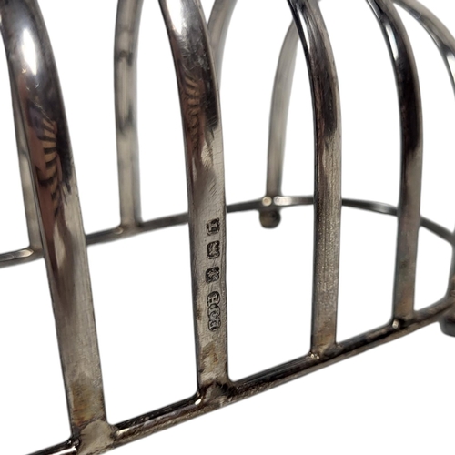 70 - AN EARLY 20TH CENTURY SILVER TOAST RACK
Graduated rack, hallmarked Birmingham, 1943.
(approx 15cm)

... 