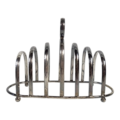 70 - AN EARLY 20TH CENTURY SILVER TOAST RACK
Graduated rack, hallmarked Birmingham, 1943.
(approx 15cm)

... 