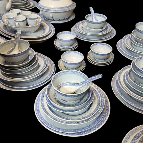 568 - AN EXTENSIVE 20TH CENTURY CHINESE BLUE AND WHITE PORCELAIN PART DINNER TEA SERVICE 
Comprising over ... 