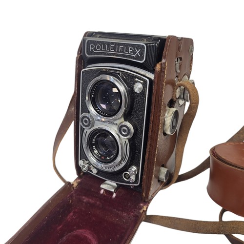 817 - ROLLEIFLEX, AN EARLY 20TH CENTURY CAMERA
Twin lens marked ‘Franke and Heidecke Braunschweig', number... 