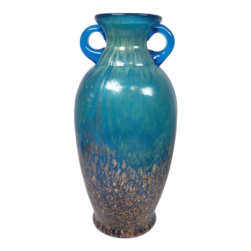 818 - A COLLECTION OF VINTAGE ART GLASS
To include a Dale Tiffany Favrile glass vase with twin handles, a ... 