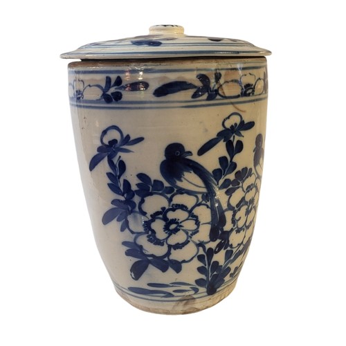 849 - A LARGE 20TH CENTURY BLUE AND WHITE EARTHENWARE STORAGE JAR AND COVER
Hand painted decoration of hoh... 