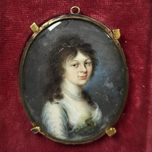 523 - AN 18TH/19TH CENTURY OVAL FINE PORTRAIT MINIATURE OF A LADY
Wearing a three strand pearl necklace, s... 