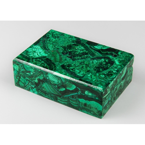 141 - A MALACHITE JEWELLERY/STORAGE BOX.
With hinged lid. (h 5.5cm x w 15.3cm x d 10.5cm). 900g