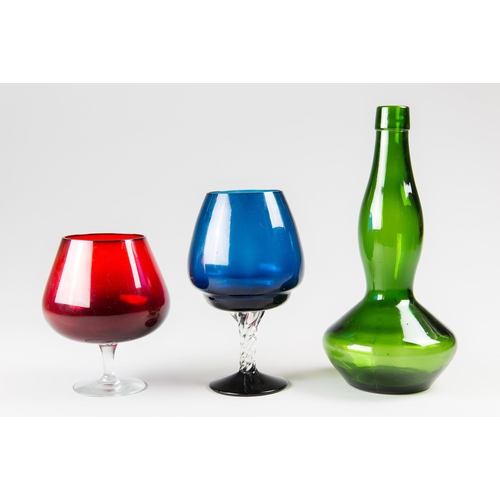 150 - A GROUP OF 1970S GLASSWARE.
(h 31cm)