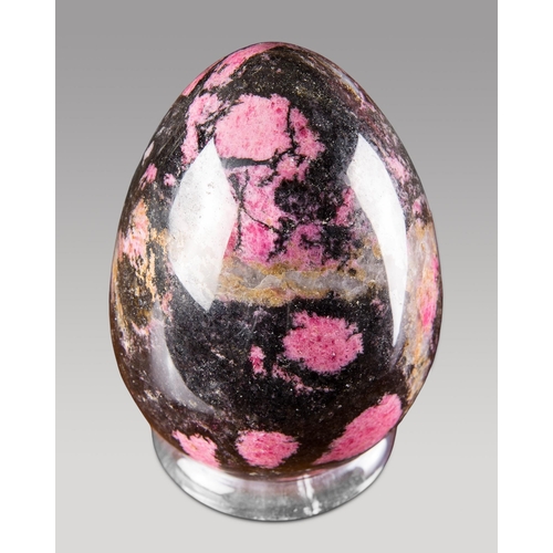 155 - A LARGE RHODONITE CRYSTAL EGG.
2.8kg . (h 15cm)