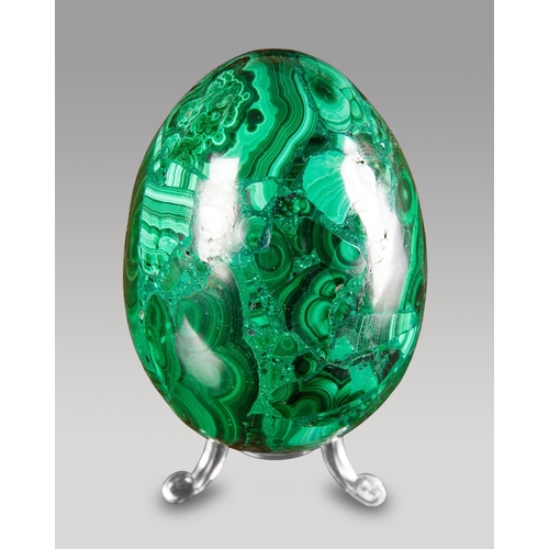 161 - A MALACHITE EGG.
900g. (h 10cm) without stand.