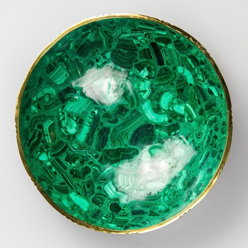 192 - A LARGE MALACHITE BOWL.
(26cm x 26cm x 6.5cm)