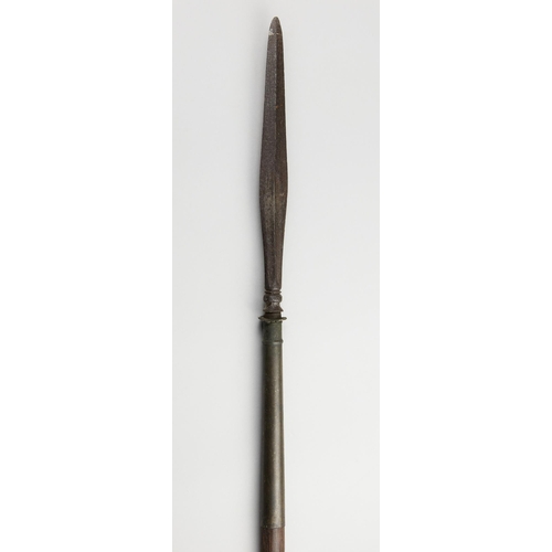 92 - AN UNUSUAL 8.5FT ANTIQUE AFRICAN TRIBAL HUNTING SPEAR.
(255cm)