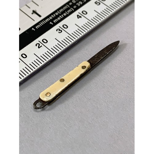 22 - “THE WORLD’S SMALLEST POCKET KNIFE”, A TINY GEORGIAN APPRENTICE PIECE POCKET KNIFE WITH BOVINE HANDL... 