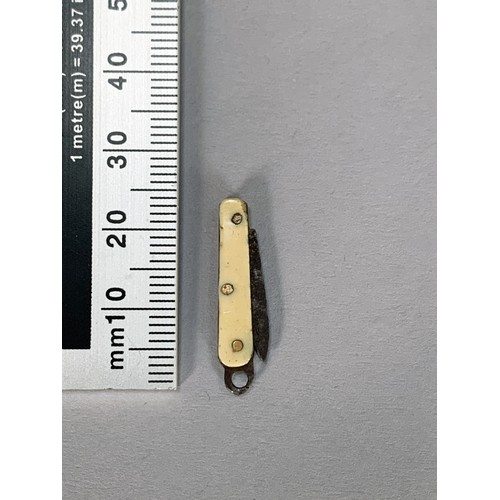 22 - “THE WORLD’S SMALLEST POCKET KNIFE”, A TINY GEORGIAN APPRENTICE PIECE POCKET KNIFE WITH BOVINE HANDL... 