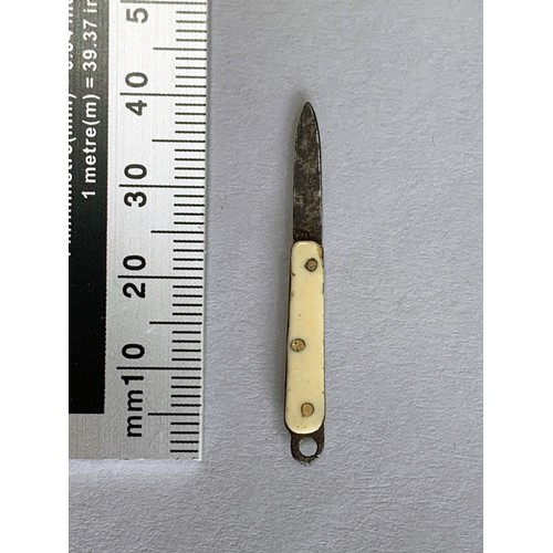 22 - “THE WORLD’S SMALLEST POCKET KNIFE”, A TINY GEORGIAN APPRENTICE PIECE POCKET KNIFE WITH BOVINE HANDL... 