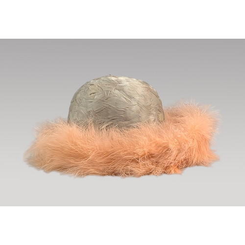 135A - A 20TH CENTURY HARRODS PEACH 'SWANSDOWN’ FEATHERED HAT.

With original box.

(h 15cm x w 28cm x d 28... 