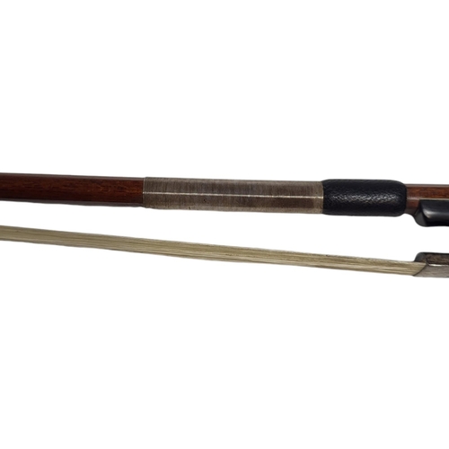 549 - IN THE MANNER OF TUBBS, A 19TH CENTURY VIOLIN BOW
Round stick, white metal mounted frog with Pearl e... 