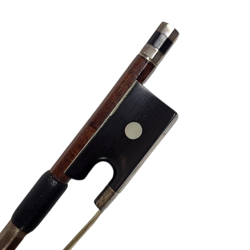 549 - IN THE MANNER OF TUBBS, A 19TH CENTURY VIOLIN BOW
Round stick, white metal mounted frog with Pearl e... 