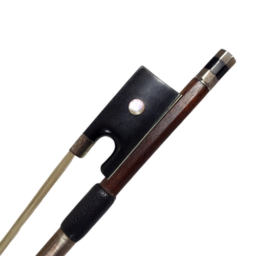 549 - IN THE MANNER OF TUBBS, A 19TH CENTURY VIOLIN BOW
Round stick, white metal mounted frog with Pearl e... 