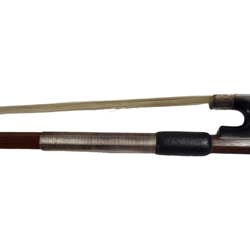 549 - IN THE MANNER OF TUBBS, A 19TH CENTURY VIOLIN BOW
Round stick, white metal mounted frog with Pearl e... 