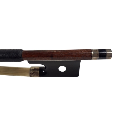 549 - IN THE MANNER OF TUBBS, A 19TH CENTURY VIOLIN BOW
Round stick, white metal mounted frog with Pearl e... 